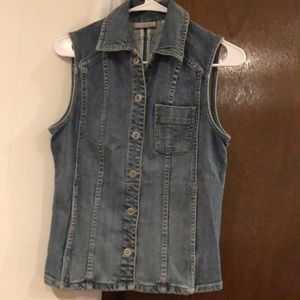 Chico’s Platinum Sleeveless Denim Jacket. Size 0.